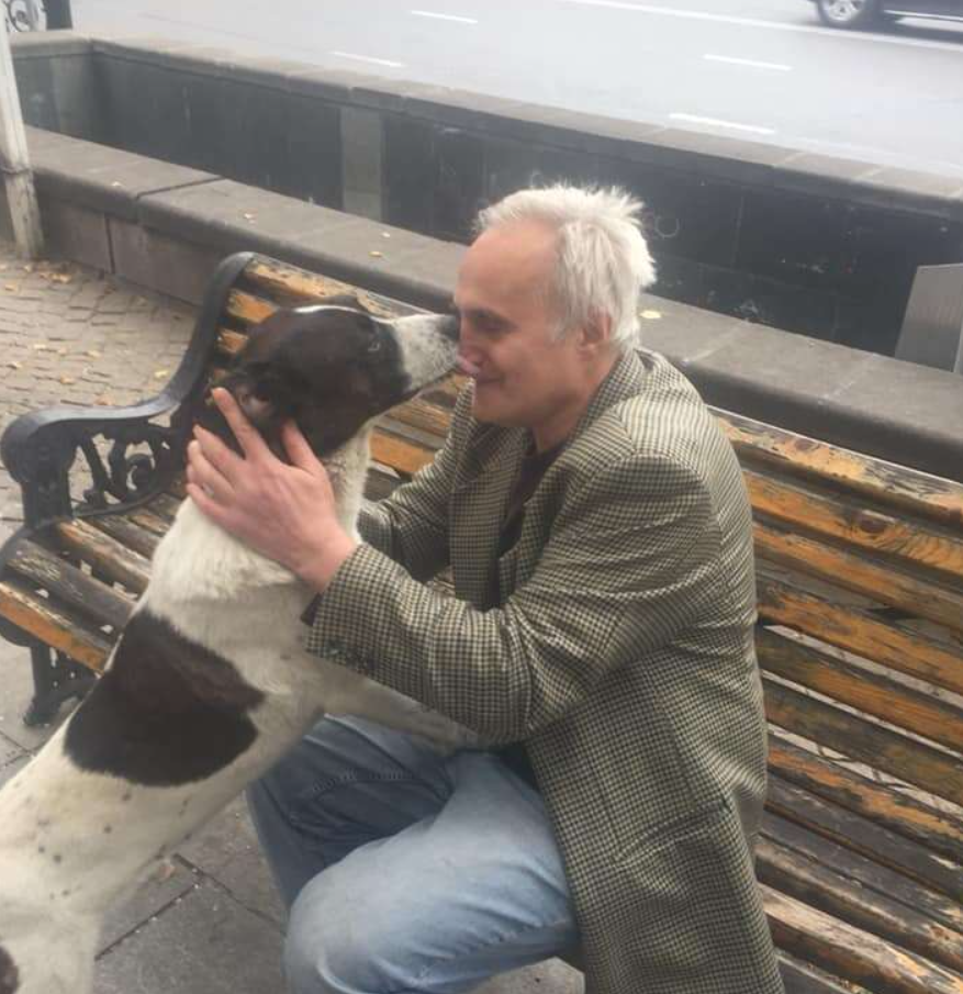 Тщетно искал. Грузия мужчины. Мужчина из Тбилиси нашел свою собаку через 3 года.